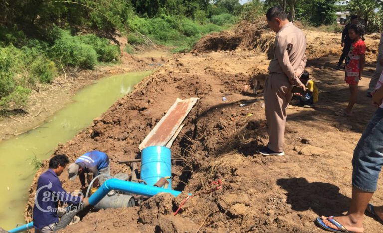 លោក រិទ្ធ សាវង់ ឪពុកក្មេងម្ចាស់ក្រុមហ៊ុនបូមខ្សាច់ និងកម្មករ កំពុងរុះរើម៉ាស៊ីនក្រោយពេលអាជ្ញាធរណែនាំ ស្ថិតនៅក្នុងឃុំគោកឃ្មុំ ស្រុកថ្មគោល ខេត្តបាត់ដំបង នៅថ្ងៃទី១០ ខែកក្កដា ឆ្នាំ២០២៣ ។ ខេមបូចា/ សុខ សាវី