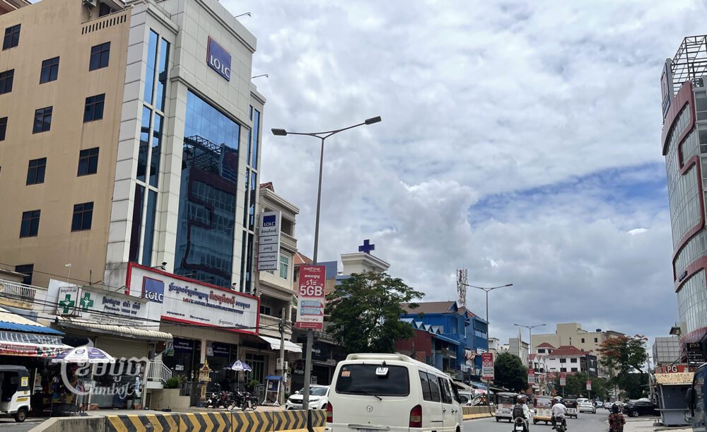 សាខា LOLC ក្នុងរាជធានីភ្នំពេញ នៅថ្ងៃទី៣ ខែកក្កដា ឆ្នាំ២០២៣។ LOLC គឺជាគ្រឹះស្ថានមីក្រូហិរញ្ញវត្ថុមួយក្នុងចំណោមគ្រឹះស្ថានមីក្រូហិរញ្ញវត្ថុចំនួនប្រាំមួយ ដែលស្ថាប័នឃ្លាំមើលរបស់ IFC បានទទួលពាក្យបណ្តឹងនៅឆ្នាំ 2022។ (ខេមបូចា/ ព្រីង សំរាំង)