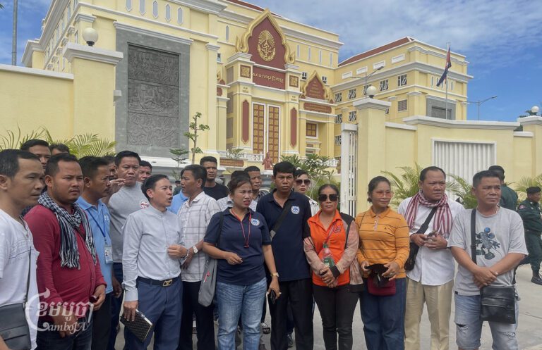 លោក វន់ ពៅ ប្រធាន IDEA និងសកម្មជនសិទ្ធិមនុស្សផ្សេងទៀត បានថ្លែងទៅកាន់អ្នកយកព័ត៌មាននៅមុខសាលាឧទ្ធរណ៍ក្នុងរាជធានីភ្នំពេញ បន្ទាប់ពីការប្រកាសសាលដីកានៅថ្ងៃទី២៩ ខែកញ្ញា ឆ្នាំ២០២៣។ (ខេមបូចា/ ឃួន ណារីម)