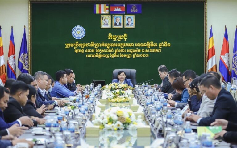 កិច្ចប្រជុំក្រុមប្រឹក្សាជាតិប្រាក់ឈ្នួលអប្បបរមា ដែលចូលរួមពីត្រីភាគី រួមមានភាគីសហជីព ភាគីនិយោជក និងភាគីរដ្ឋាភិបាល នៅទីស្តីការក្រសួងការងារ កាលពីថ្ងៃទី៤ ខែកញ្ញា ឆ្នាំ២០២៣។ (រូបភាព៖ ផេកហ្វេសប៊ុកក្រសួងការងារ)