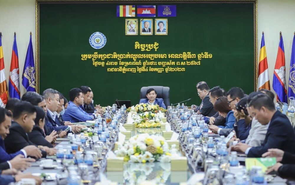 កិច្ចប្រជុំក្រុមប្រឹក្សាជាតិប្រាក់ឈ្នួលអប្បបរមា ដែលចូលរួមពីត្រីភាគី រួមមានភាគីសហជីព ភាគីនិយោជក និងភាគីរដ្ឋាភិបាល នៅទីស្តីការក្រសួងការងារ កាលពីថ្ងៃទី៤ ខែកញ្ញា ឆ្នាំ២០២៣។ (រូបភាព៖ ផេកហ្វេសប៊ុកក្រសួងការងារ)