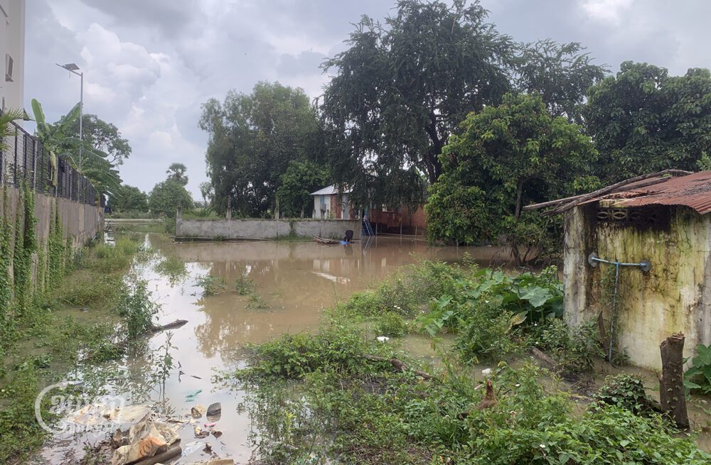 ទឹកជំនន់ឡើងលិចតំបន់មួយចំនួនក្នុងសង្កាត់ស្ពានថ្ម ខណ្ឌដង្កោ រាជធានីភ្នំពេញ។ រូបថតនៅថ្ងៃទី១៨ ខែតុលា ឆ្នាំ២០២៣។ (ខេមបូចា/ ហ៊ែល កំសាន)