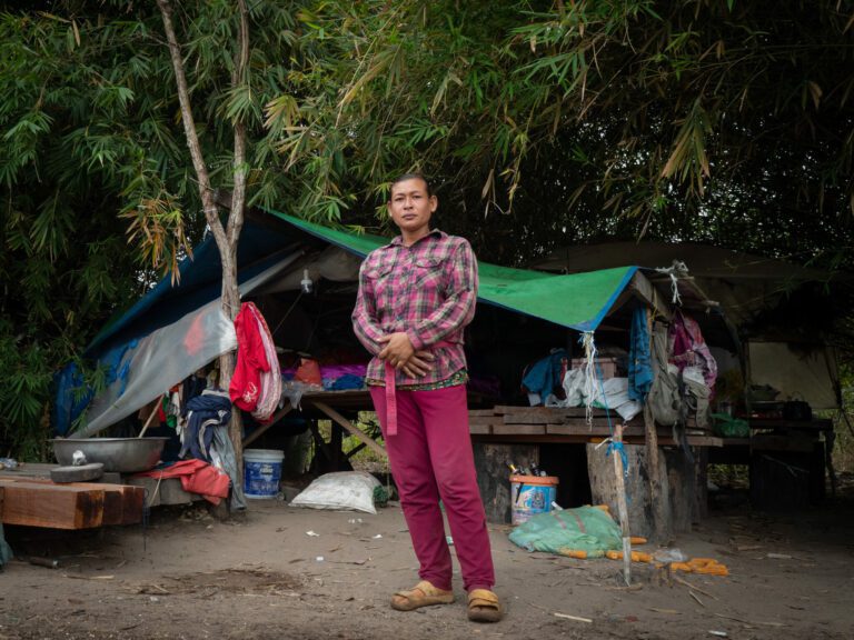 កសិករខ្នងរៀល អ្នកស្រី ហេង សោភ័ណ្ឌ ឈរនៅខាងក្រៅតង់ដែលគាត់រស់នៅជាមួយប្តីនិងកូនតូចៗ បន្ទាប់ពីផ្ទះរបស់ពួកគេនៅក្នុងឧទ្យានជាតិជួរភ្នំក្រវាញត្រូវបានអង្គការសម្ព័ន្ធមិត្តសត្វព្រៃ និងអាជ្ញាធរអនុវត្តច្បាប់បំផ្លាញចោលក្នុងឆ្នាំ២០២០។