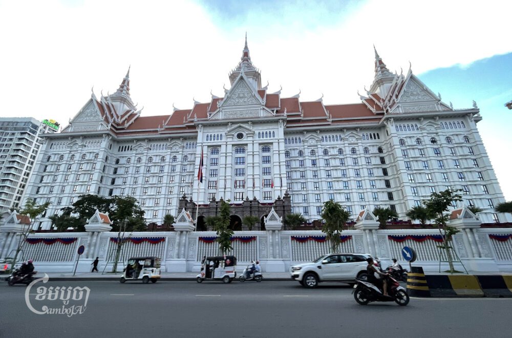 អគារទីស្តីការក្រសួងមហាផ្ទៃថ្មី ត្រូវបានសម្ពោធដាក់ឧ្យប្រើប្រាស់ជាផ្លូវការដោយលោកនាយករដ្ឋមន្ត្រី ហ៊ុន ម៉ាណែត កាលពីថ្ងៃទី៦ ខែវិច្ឆិកា ឆ្នាំ២០២៣ រាជធានីភ្នំពេញ។ (ខេមបូចា/ ព្រីង សំរាំង)