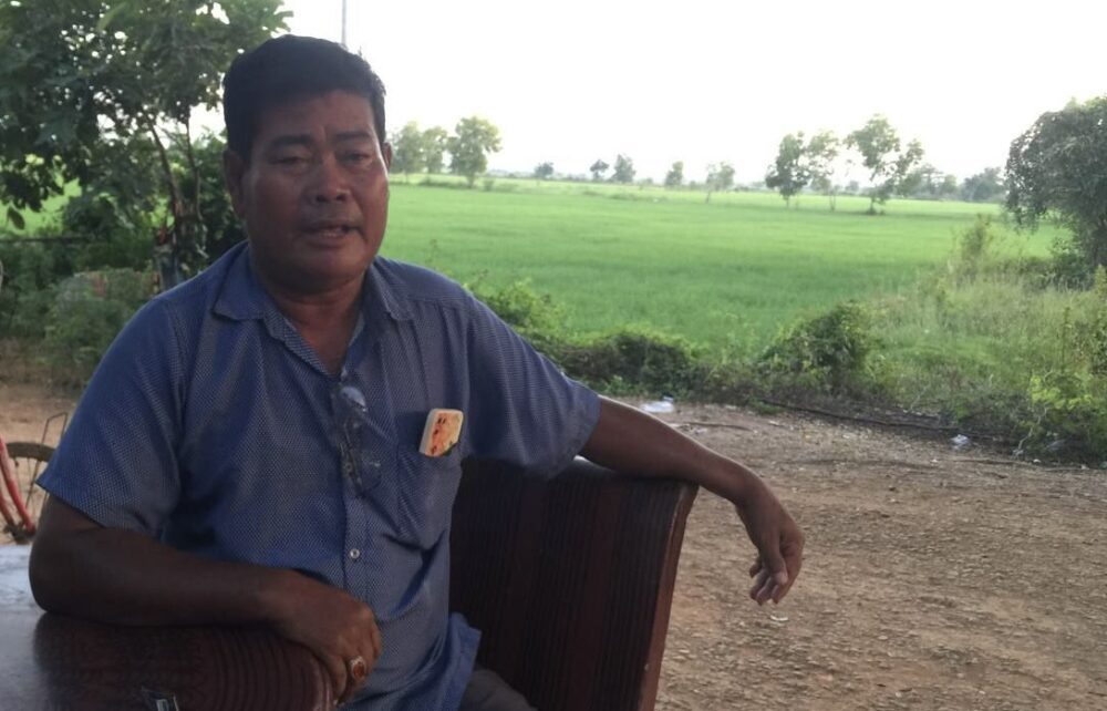ប្រជាពលរដ្ឋលោក លន់ ម៉ាប់ ដែលអះអាងថាប្រមូលលុយថ្លៃជួលស្រែនៅអាងពោធិ៍ជាដីរបស់រដ្ឋ អោយលោកខៃ សុដារយៈពេល១៣ឆ្នាំ ផ្តល់បទសម្ភាសន៍ជាមួយខេមបូចា នៅថ្ងៃទី២១ ខែវិច្ឆិកា ឆ្នាំ២០២៣។ (ខេមបូចា/ សុខ សាវី)