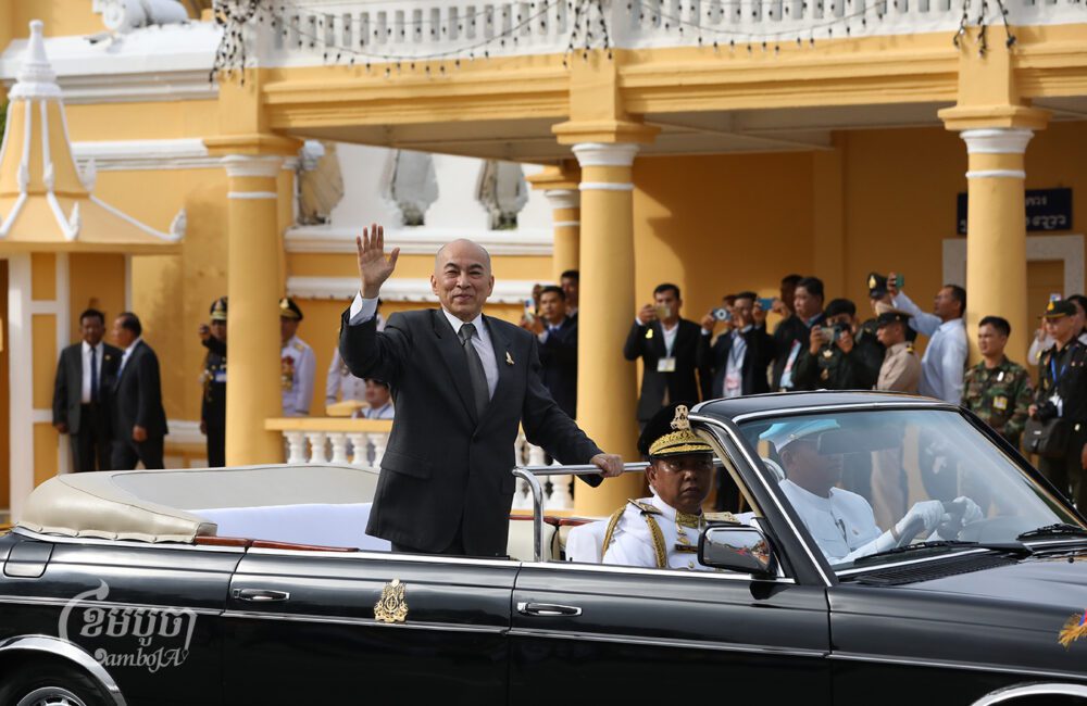 ព្រះមហាក្សត្រ ព្រះបាទនរោត្តម សីហមុនី ស្តេចយាងចូលរួមខួបលើកទី៧០នៃទិវាបុណ្យឯករាជ្យជាតិ ដែលប្រារព្ធធ្វើនៅមុខព្រះបរមរាជវាំង។ រូបថតថ្ងៃទី៩ ខែវិច្ឆិកា ឆ្នាំ២០២៣។ (ខេមបូចា/ ព្រីង សំរាំង)