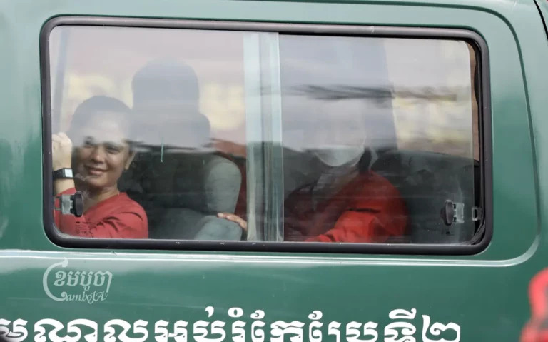 កញ្ញា ឈឹម ស៊ីថរ ចាកចេញពីសាលាដំបូងរាជធានីភ្នំពេញក្រោយពីបានស្ដាប់សាលក្រមរួចកាលពីថ្ងៃទី២៥ ខែឧសភា ឆ្នាំ២០២៣។ (ខេមបូចា/ ព្រីង សំរាំង)