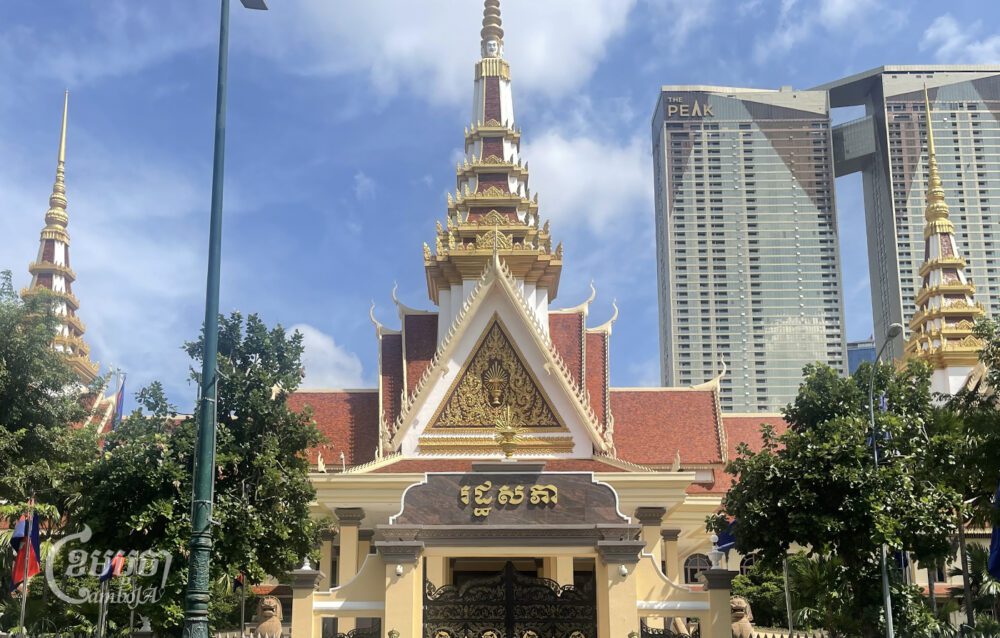 អគាររដ្ឋសភានៅរាជធានីភ្នំពេញ ថ្ងៃទី២២ ខែវិច្ឆិកា ឆ្នាំ២០២៣។ (ខេមបូចា/ព្រីង សំរាំង)