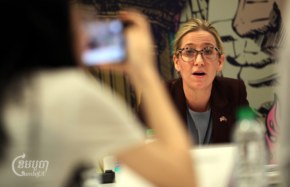 លោកស្រី Melissa A. Brown ឧបការីរងរដ្ឋមន្ត្រីការបរទេសអាមេរិកថ្លែងក្នុងសន្និសីទសារព័ត៌មាននៅថ្ងៃទី១៥ ខែធ្នូ ឆ្នាំ២០២៣។ (ខេមបូចា/ព្រីង សំរាំង)