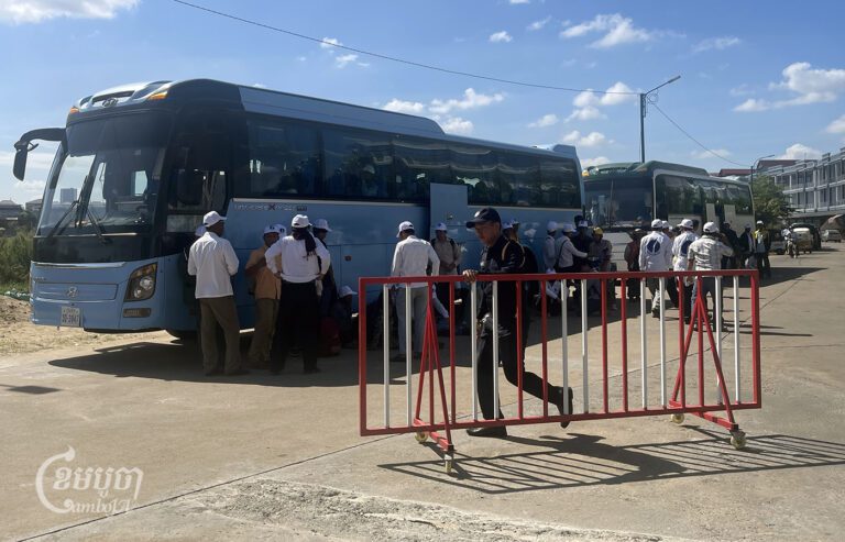 សមជិកគណបក្សភ្លើងទៀនប្រមូលផ្តុំតវ៉ានៅទីស្នាក់ការកណ្តាល ក្នុងរាជធានីភ្នំពេញ ថ្ងៃទី១៨ ខែធ្នូ ឆ្នាំ២០២៣។ (ខេមបូចា/ព្រីង សំរាំង)