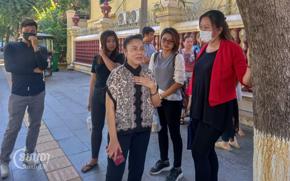 មាតាបិតាដែលជាដើមបណ្តឹងរដ្ឋប្បវេណីជួបជុំគ្នានៅក្រៅរបងតុលាការកំពូល បន្ទាប់ពីពួកគេចាកបានស្តាប់ការប្រកាសសាលដីកាក្នុងសំណុំរឿងនៃម្ស៉ៅទឹកដោះគោនូទ្រីលេត (Nutrilatt) របស់ក្រុមហ៊ុន S&TK Trading Co.,LTD ដែលធ្វើឱ្យកូនៗរបស់ពួកគេមានបញ្ហាខ្វះជាតិដែក និងខ្វះគ្រាប់ឈាមក្រហមធ្ងន់ធ្ងរ។ នៅថ្ងៃទី២១ ខែធ្នូ ឆ្នាំ២០២៣។ (ខេមបូចា/ អាន វិចិត្រ)