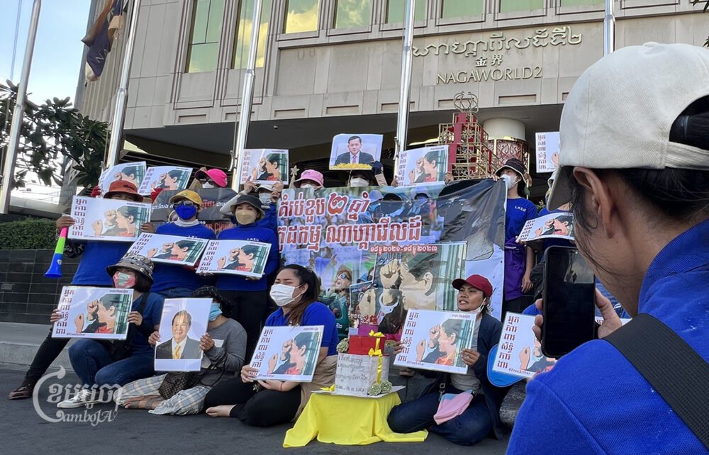 ក្រុមកូដករណាហ្គាវើលដ៍ ប្រមូលផ្តុំគ្នានៅមុខកាស៊ីណូណាហ្គាវើលដ៍កាលពីថ្ងៃទី១៨ ខែធ្នូ ឆ្នាំ២០២៣ អំឡុងខួបពីរឆ្នាំ នៃការធ្វើកូដកម្មរបស់ពួកគេ។ (ខេមបូចា/ សុវណ្ណ ស្រីពេជ្រ)