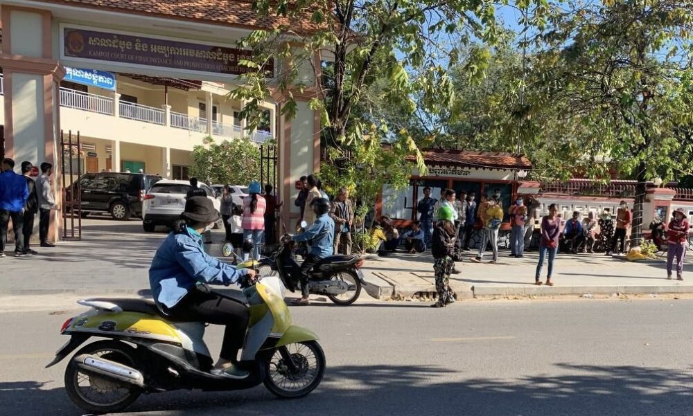 សកម្មភាពពលរដ្ឋមួយចំនួនទៅដាក់ញត្តិស្នើឱ្យសាលាដំបូងខេត្តកំពត កាលពីថ្ងៃទី២៧ ខែធ្នូ ឆ្នាំ២០២៣ ឱ្យពិចារណាដោះលែងលោក ជា សារ៉ន នៅក្រៅឃុំបណ្ដោះអាសន្ន ដើម្បីចេញមកដោះស្រាយបំណុលជូនអតិថិជន។ (រូបភាពផ្ដល់ឱ្យ)