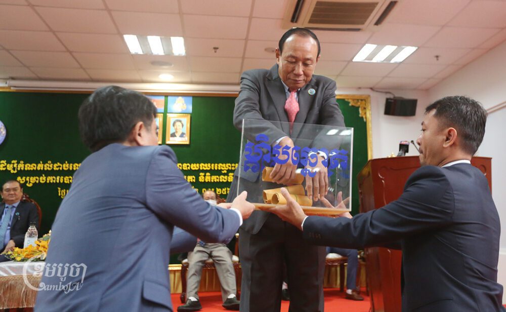 លោក ប្រាជ្ញ ចន្ទ ប្រធានគណៈកម្មាធិការជាតិរៀបចំការបោះឆ្នោត រាវក្រឡុកឈ្មោះគណបក្សដែលចូលរួមចាប់លំដាប់លេខរៀងដើម្បីឈរឈ្មោះបោះឆ្នោតសមាជិកព្រឹទ្ធសភា នីតិកាលទី៥។ រូបថតថ្ងៃទី២៨ ខែធ្នូ ឆ្នាំ២០២៣។ (ខេមបូចា/ ព្រីង សំរាំង)