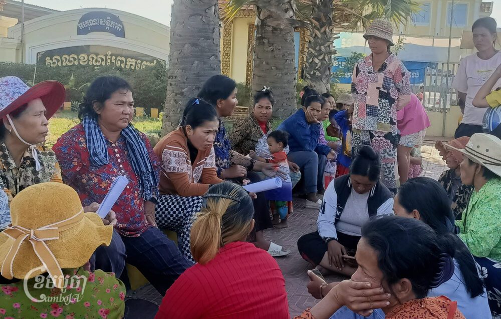 អ្នកភូមិនៅ បឹងតាមោក ប្រមូលផ្ដុំគ្នានៅមុខសាលាខណ្ឌព្រែកព្នៅ បន្ទាប់ពីពួកគាត់បានទទួលបានដីកាកោះពីសាលាដំបូងរាជធានីភ្នំពេញ ថ្ងៃទី១៥ ខែមករា ឆ្នាំ២០២៤។ (ខេមបូចា/ផុន សុទ្ធីរ័ត្ន)