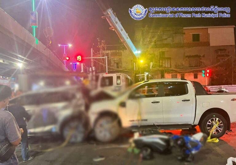 រថយន្ត Ford Ranger បានបើកបុករះលើរថយន្ត២គ្រឿងនិងម៉ូតូ៤គ្រឿង បណ្ដាលឱ្យមនុស្ស៤នាក់ស្លាប់ និង៤នាក់រងបួស នៅចំណុចស្ពានឫស្សីកែវ ខណ្ឌឫស្សីកែវ រាជធានីភ្នំពេញ កាលពីថ្ងៃទី២០ ខែមករា ឆ្នាំ២០២៤។ (រូបភាព៖ ហ្វេសប៊ុកផេកស្នងការនគរបាលរាជធានីភ្នំពេញ)