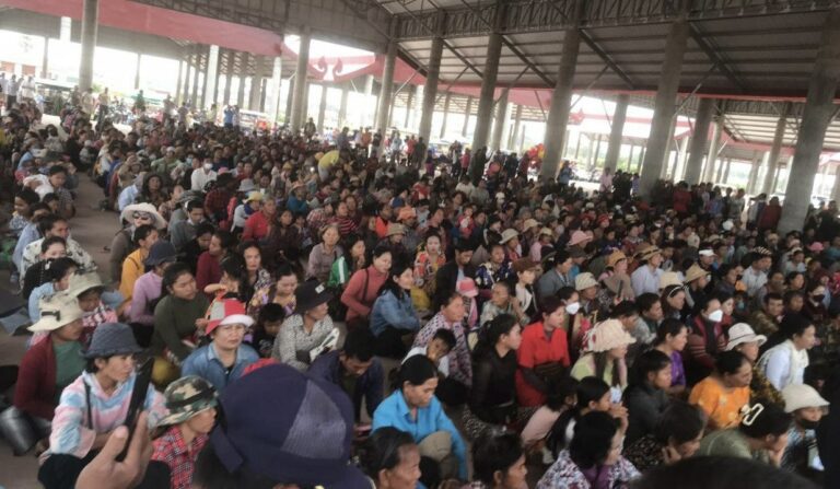 ពលរដ្ឋរាប់រយនាក់កំពុងអង្គុយចាំស្ដាប់ដំណោះស្រាយបញ្ហាបណ្ណសមធម៌ពីមន្ដ្រីក្រសួងសង្គមកិច្ច និងអាជ្ញាធរខេត្ដសៀមរាបនៅសាលាឃុំរុនតាឯក កាលពីថ្ងៃទី២៧ ខែមករា ឆ្នាំ២០២៤។ (រូបភាពផ្ដល់ឱ្យ)