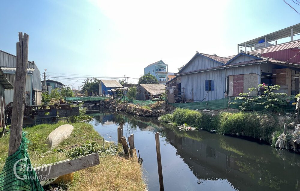 ប្រឡាយពង្វាងទឹកស្អុយ ស្ថិតក្នុងភូមិព្រែកតាគង់១ សង្កាត់ចាក់អង្រែលើ ខណ្ឌមានជ័យ ដែលកាយកាត់ដីកម្មសិទ្ធិប្រជាពលរដ្ឋ ខណៈពួកគេបារម្ភថាអាជ្ញាធរនឹងមិនគោរពសន្យាប្រគល់ដីឲ្យពួកគេវិញ។ រូបថតនៅថ្ងៃទី១៨ ខែមករា ឆ្នាំ២០២៤។ (ខេមបូចា/ សុវណ្ណ ស្រីពេជ្រ)