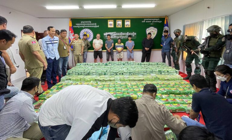 សមត្ថកិច្ចប៉ូលិសបង្ហាញមុខជនល្មើសគ្រឿងញៀនជាជនជាតិចិន៥នាក់ និងគ្រឿងញៀនជាង១តោន នៅថ្ងៃទី២៤ ខែមករា ដែលរឹបអូសបាននៅដែនសមុទ្រ ខេត្ដព្រះសីហនុ កាលពីថ្ងៃទី២២ ខែមករា ឆ្នាំ២០២៤។ (រូបភាពផ្ដល់ឱ្យ)