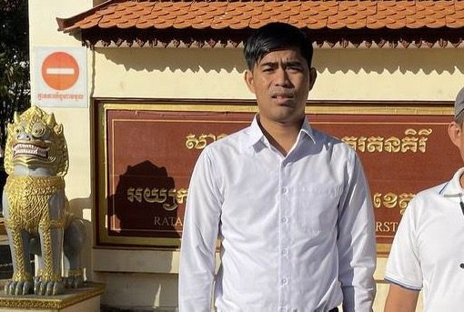 លោក ថេង សាវឿន ប្រធានសមាគមសម្ព័ន្ធសហគមន៍កសិករកម្ពុជា កំពុងឈរមុខសាលាដំបូងខេត្ដរតនគិរី មុនចូលសវនាការ កាលពីថ្ងៃ៨ ខែមករា ឆ្នាំ២០២៤។ (រូបភាពផ្ដល់ឱ្យ)