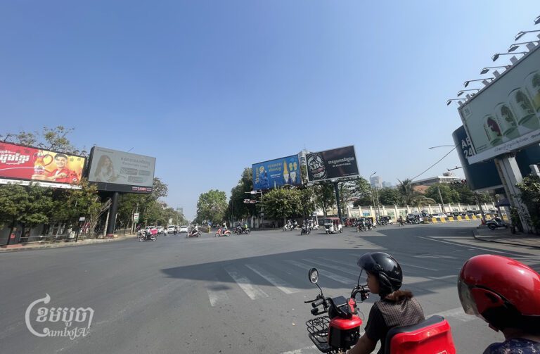 ប៉ាណូផ្សាយពាណិជ្ចកម្មគ្រឿងស្រវឹង ត្រូវបានដាក់បង្ហាញនៅតាមផ្លូវសាធារណៈ ក្នុងរាជធានីភ្នំពេញ។ រូបថតនៅថ្ងៃទី១០ ខែមករា ឆ្នាំ២០២៤។ (ខេមបូចា/ ព្រីង សំរាំង)