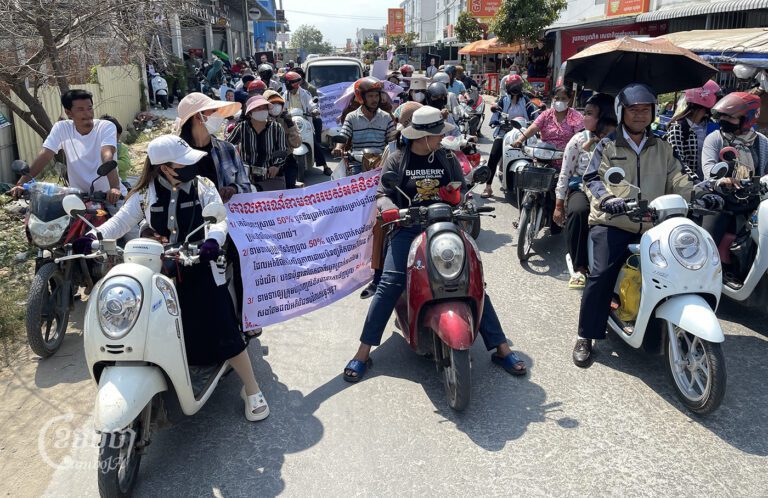 ពលរដ្ឋដែលរស់នៅក្នុងបុរីពិភពថ្មីកំបូល៣ ប្រមូលផ្ដុំគ្នាតវ៉ានៅក្នុងបុរី ក្នុងខណ្ឌកំបូល រាជធានីភ្នំពេញ។ រូបថតថ្ងៃទី៣១ ខែមករា ឆ្នាំ២០២៤។ (ខេមបូចា/ ព្រីង សំរាំង)