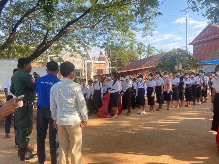 អាជ្ញាធរមូលដ្ឋានចុះអប់រំសិស្សានុសិស្សរួមគ្នាទប់ស្កាត់ និងលុបបំបាត់គ្រឿងញៀន។ (រូបភាព៖ ភី ភារ៉ា)