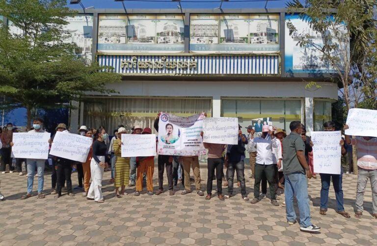 ពលរដ្ឋលើកបដាតវ៉ាទាមទាឱ្យក្រុមហ៊ុន ប្រ៊ីលាន ស៊ីធី របស់អ្នកស្រី ឡេង ចាន់ណា សងលុយត្រឡប់មកពួកគាត់វិញ កាលពីថ្ងៃទី១២ ខែ កុម្ភៈ ឆ្នាំ២០២៤ ខណៈពួកគាត់ធ្លាក់ខ្លួនជំពាក់បំណុលធនាគារវណ្ឌក។ (រូបភាពផ្ដល់ឱ្យ)