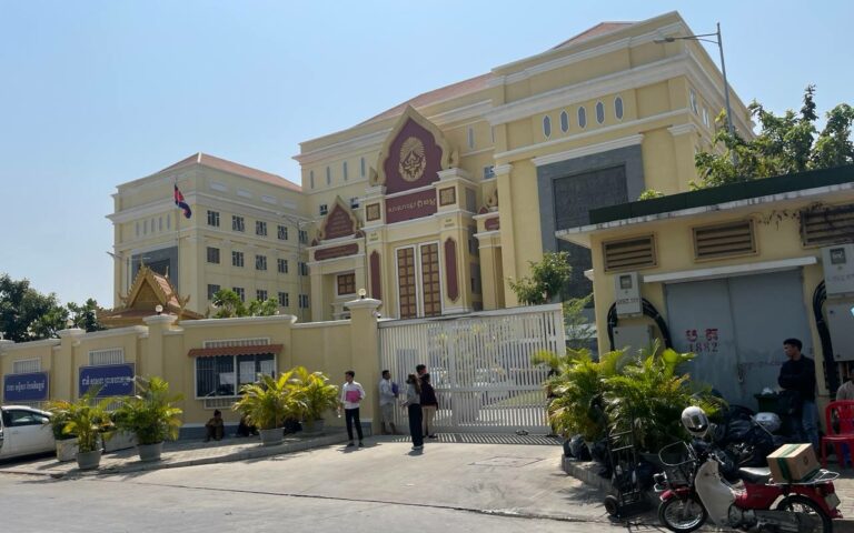 ពលរដ្ឋមួយចំនួនឈរមុខខ្លោងទ្វារសាលាឧទ្ធរណ៍ភ្នំពេញ នៅថ្ងៃទី១៤ ខែកុម្ភៈ ឆ្នាំ២០២៤។ (ខេមបូចា/ ព្រីង សំរាំង)