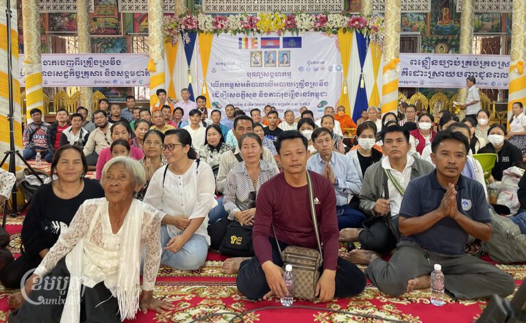 ប្រជាពលរដ្ឋ និងមន្ត្រីអង្គការ សមាគមក្រៅរដ្ឋាភិបាល ចូលរួមកម្មវិធីក្នុងការជំរុញឱ្យរដ្ឋាភិបាលពន្លឿនការបង្កើតច្បាប់ស្តីពីការគ្រប់គ្រងគ្រឿងសវឹង នៅវត្តសំពៅមាស រាជធានីភ្នំពេញ នៅថ្ងៃទី១៨ ខែកុម្ភៈ ឆ្នាំ២០២៤។ (ខេមបូចា/ ប៉ា តុងចិន)