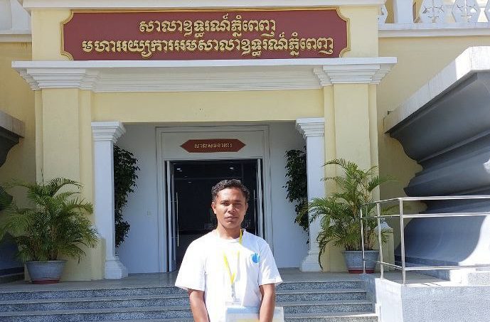 ជនជាប់ចោទលោក ស្ងួន ញឿន កំពុងឈរមុខសាលាឧទ្ធរហ៍ភ្នំពេញមុននឹងចូលស្ដាប់ការប្រកាសសាលដីកាពាក់ព័ន្ធនឹងរឿងក្តីរបស់លោក នៅថ្ងៃទី២២ ខែកុម្ភៈ ឆ្នាំ២០២៤។ (រូបភាពផ្ដល់ឱ្យ)