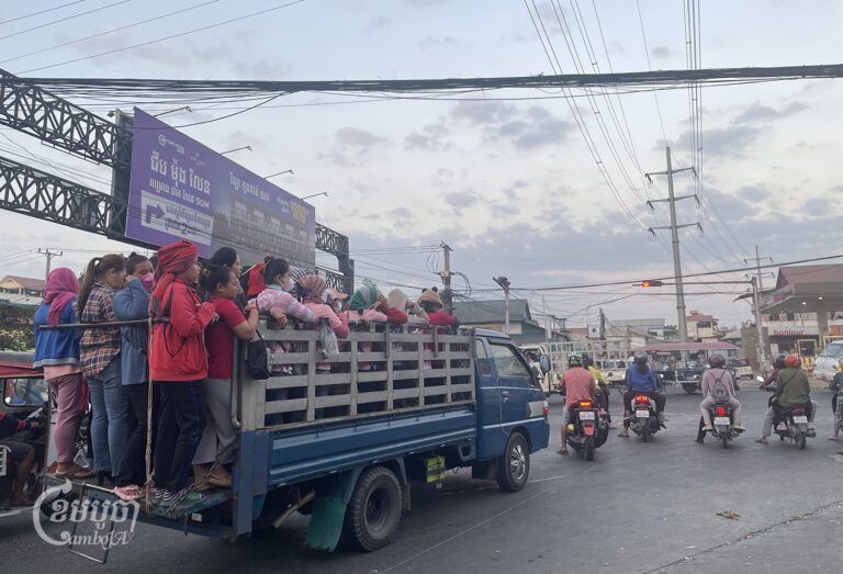 កម្មករកម្មការិនីរោងចក្រកំពុងធ្វើដំណើរទៅធ្វើការតាមរថយន្តទ្រុងនៅលើបណ្តោយផ្លូវទំនប់ថ្មី៣៧១ កែងនឹងផ្លូវចំការដូង ដែលស្ថិតក្នុងខណ្ឌមានជ័យ រាជធានីភ្នំពេញ នៅព្រឹកថ្ងៃទី២៩ ខែកុម្ភៈ ឆ្នាំ២០២៤។ (ខេមបូចា/ ប៉ា តុងចិន)
