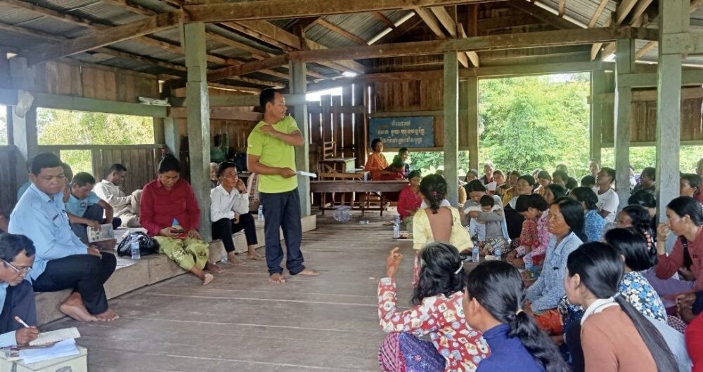 លោក ហៀម គឹមហុង សមាជិកគណៈកម្មការសហគមន៍សង្កែមួយ និងជាបណ្តាញព្រៃព្រះរកា ពាក់អាវពណ៌ត្រួយចេក កំពុងឈរនិយាយទៅកាន់ប្រជាសហគមន៍សង្កែមួយនៅក្នុងអង្គប្រជុំកាលពីពេលកន្លងទៅ។ (រូបភាពផ្តល់ឱ្យ)