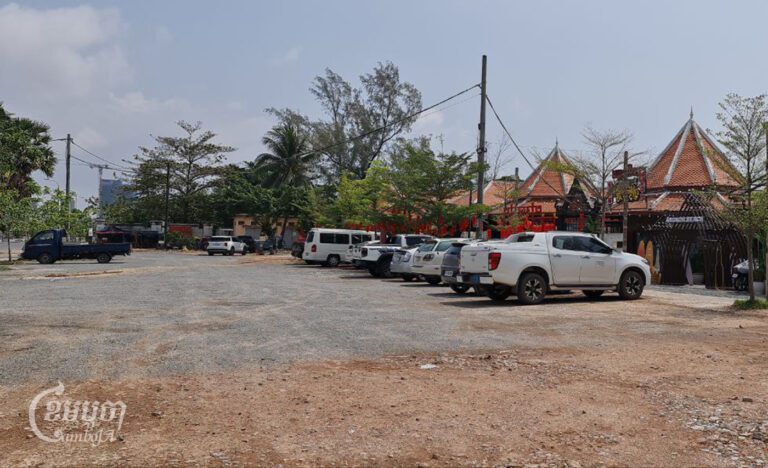 ចំណតរថយន្តនៅឆ្នេរអូរឈើទាល ខេត្តព្រះសីហនុ កាលពីថ្ងៃទី៨ ខែកុម្ភៈ ឆ្នាំ២០២៤។ (ខេមបូចា/ ដែន សីមា)