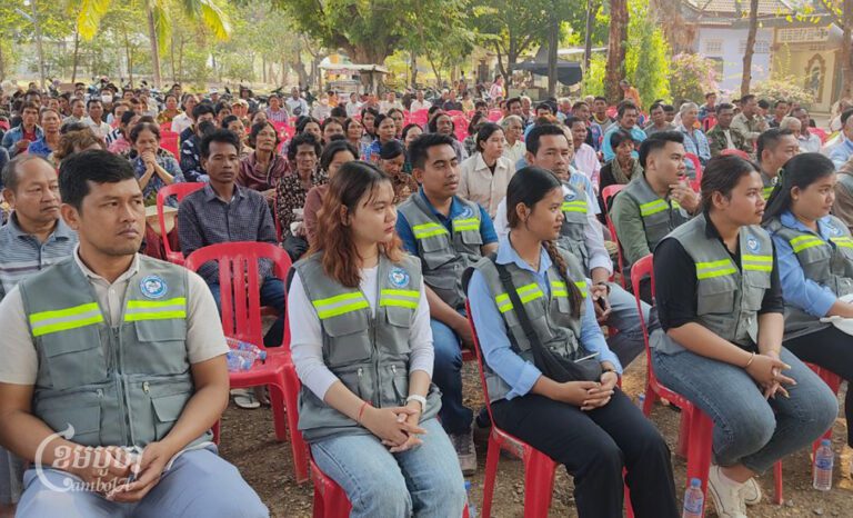 មន្ត្រីវាស់វែងដីធ្លី និងប្រជាពលរដ្ឋចូលរួមក្នុងវេទិការប្រជុំផ្សព្វផ្សាយសេចក្តីប្រកាសកំណត់តំបន់ដី ដើម្បីវិនិច្ឆ័យការចុះបញ្ជីដីធ្លីលក្ខណៈជាប្រព័ន្ធចំនួនបួនភូមិ ក្នុងឃុំកំពង់ព្រះ ស្រុកសង្កែ ខេត្តបាត់ដំបង នៅព្រឹកថ្ងៃទី១៤ ខែកុម្ភ: ឆ្នាំ២០២៤។ (ខេមបូចា/ សុខ សាវី)