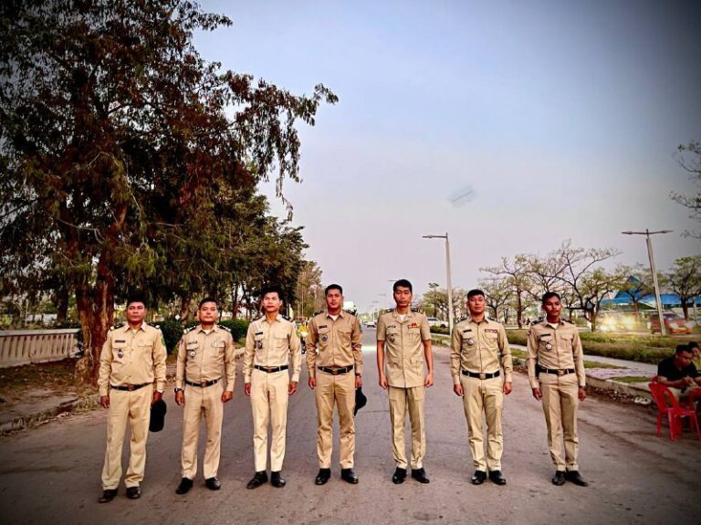 នគរបាលពង្រាយកំលាំងទៅតាមគោលដៅយាមល្បាត ដើម្បីពង្រឹងសុវត្ថិភាពដល់ពលរដ្ឋ និងភ្ញៀវទេសចរ។ (រូបថត ហាង សុជាតា)