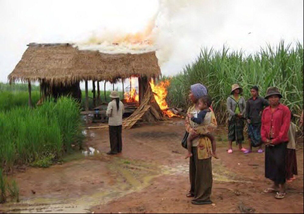 អាជ្ញាធរខេត្តរមានជ័យបានដុតផ្ទះប្រជាពលរដ្ឋកាលពីថ្ងៃទី៩ ខែតុលា ឆ្នាំ២០០៩ នៅចំណុចអូរបាត់មាន់ ក្នុងភូមិបុស្ស ឃុំកូនគ្រៀល ស្រុងសំរោង ដើម្បីបើកផ្លូវឲ្យក្រុមហ៊ុន Mitr Phol ដាំអំពៅ។ (រូបភាពផ្តល់ឱ្យ)