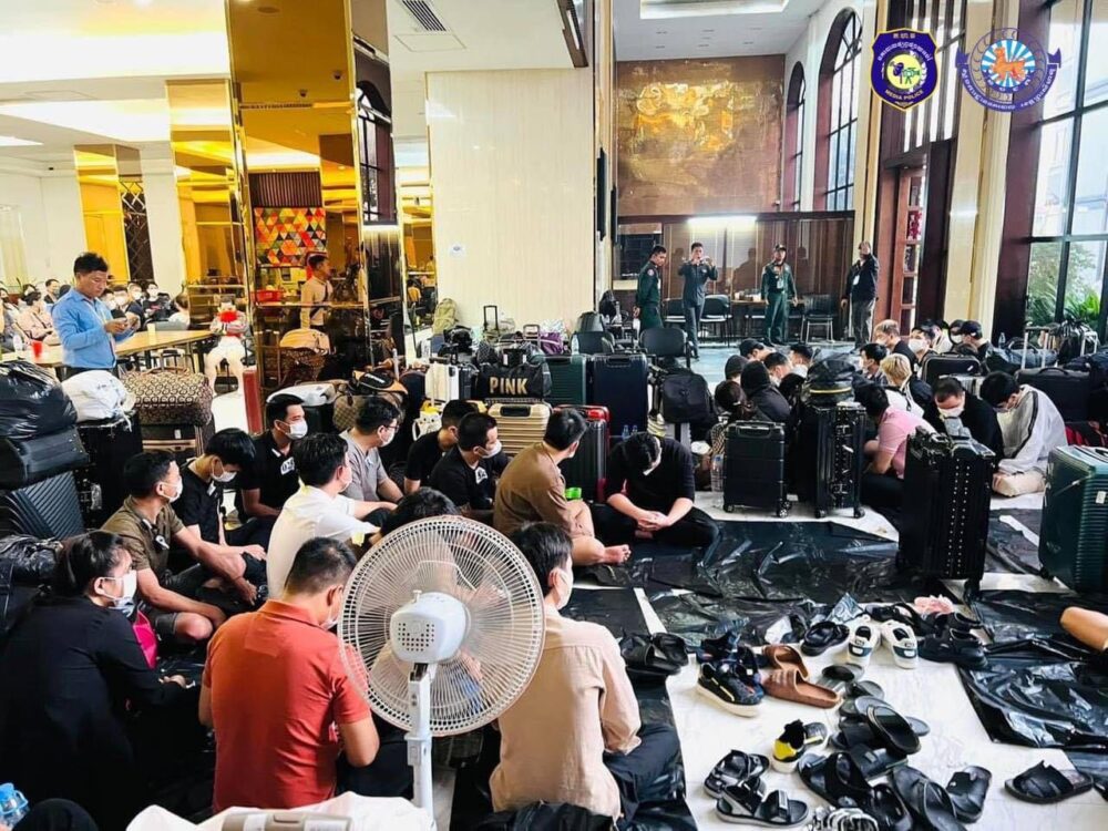 ប៉ូលិសខេត្តព្រះសីហនុបានឆ្មក់ចូលបង្ក្រាបក្នុងអគារមួយកន្លែងដែលមានការឆបោកតាមអនឡាញខុសច្បាប់នៅថ្ងៃទី១០ ខែមីនា ឆ្នាំ២០២៤។ ហ្វេសប៊ុកប៉ូលិសខេត្តព្រះសីហនុ