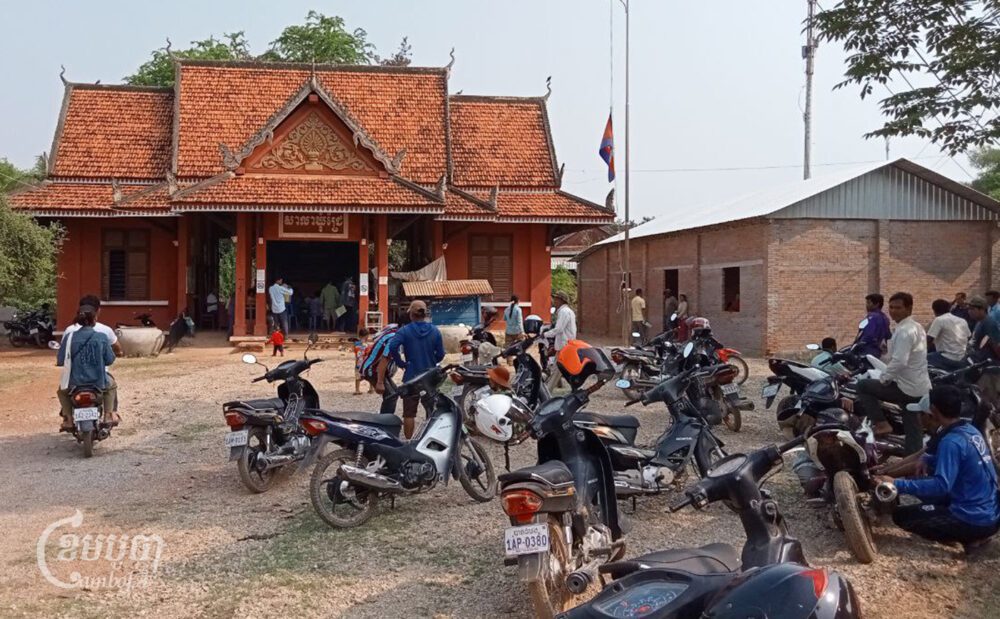 ប្រជាពលរដ្ឋទៅចូលរួមស្តាប់ការដោះស្រាយវិវាទដីធ្លីនៅសាលាឃុំជ្រៃ ស្រុកមោងឫស្សី ខេត្តបាត់ដំបង នៅថ្ងៃទី១៩ ខែមីនា ឆ្នាំ២០២៤។ (ខេមបូចា/ សុខ សាវី)