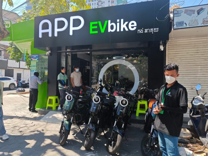 ធុរកិច្ចបង្កើតថ្មីរបស់ចិន ឈ្មោះ App EV Bike បានបើកទីតាំងមួយកន្លែងនៅក្នុងរាជធានីភ្នំពេញ កាលពីខែមុន ក្នុងគោលបំណងរៀបចំបើកការិយាល័យ ខណៈដែលវិស័យនេះកំពុងផុលផុសឡើងនៅកម្ពុជា។ (ខេមបូចា/ ទិត ច័ន្ទតារា)