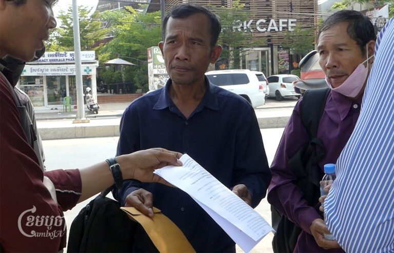 តំណាងពលរដ្ឋដាក់ញត្ដិដើម្បីសុំកិច្ចអន្ដរាគមន៍ពីក្រសួងរៀបចំដែនដី លើពលរដ្ឋខេត្ដឧត្ដរមានជ័យ កាលពីថ្ងៃទី២០ ខែមីនា ឆ្នាំ២០២៤។ (ខេមបូចា/ ឃាង សុខមាន)