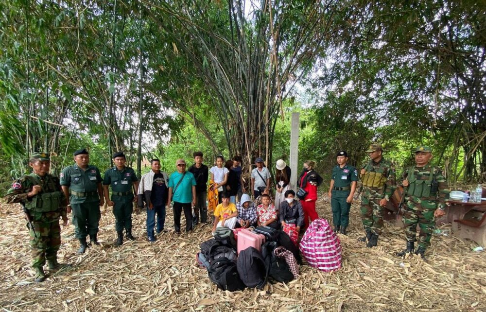 ប្រជាពលរដ្ឋខ្មែរព្យាយាមលួចឆ្លងដែនដោយខុសច្បាប់ទៅប្រទេសថៃតាមច្រកព្រំដែនស្រុកម៉ាឡៃ និងត្រូវឃាត់បានដោយកម្លាំងសមត្ថកិច្ចកាលពីថ្ងៃទី១៨ ខែមេសា ឆ្នាំ២០២៤។ (រូបភាព៖ ស្នងការដ្ឋាននគរបាលខេត្តបន្ទាយមានជ័យ)