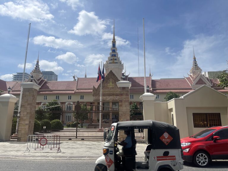 រ៉ឺម៉កកង់បី បើកកាត់មុខក្រសួងការបរទេស និងសហប្រតិបត្តិការអន្តរជាតិ ក្នុងរាជធានីភ្នំពេញ នៅថ្ងៃទី២២ ខែវិច្ឆិកា ឆ្នាំ២០២៣។ (ខេមបូចា/ ព្រីង សំរាំង)