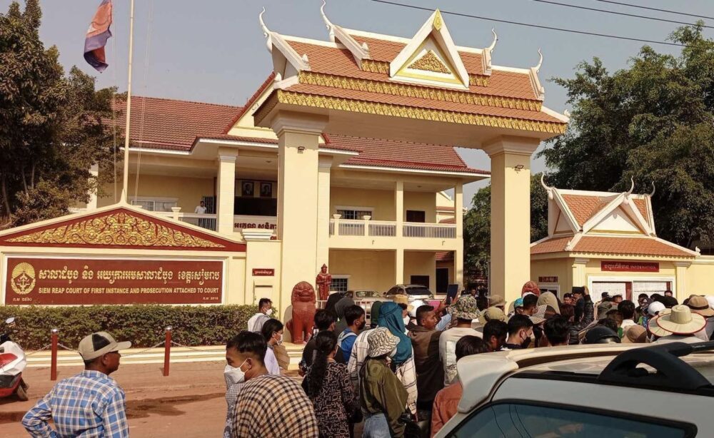 ពលរដ្ឋចាញ់បោកក្រុមហ៊ុន ប្រ៊ីលាន ស៊ីធី នាំគ្នាតវ៉ានៅមុខសាលាដំបូងខេត្ដសៀមរាប ដើម្បីស្វែងរកដំណោះស្រាយកាលពីថ្ងៃទី១១ ខែមេសា ឆ្នាំ២០២៤។ (រូបភាពផ្ដល់ឱ្យ)