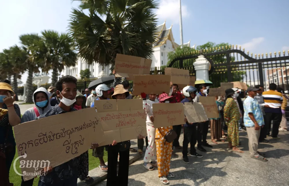 ប្រជាពលរដ្ឋប្រមូលផ្ដុំនៅមុខក្រសួងដែនដីដើម្បីដាក់ញត្តិឲ្យក្រសួងកាត់ដីរបស់ពួកគាត់ចេញពីគម្រោងអភិវឌ្ឍន៍ព្រលានយន្តហោះថ្មី និងចេញបណ្ណកម្មសិទ្ធិជូនពួកគាត់ កាលពីថ្ងៃទី១ ខែមេសា ឆ្នាំ២០២៤។ (ខេមបូចា/ ព្រីង សំរាំង)