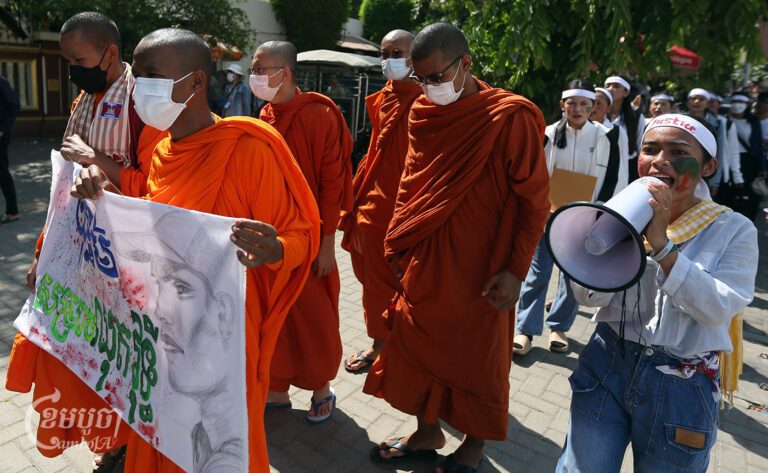 ព្រះសង្ឃ និងសកម្មជនបរិស្ថានដាក់ញត្តិជូនក្រសួងយុត្តិធម៌ស្ដីពីករណី ឈុត វុទ្ធី នៅរាជធានីភ្នំពេញ នាថ្ងៃទី២៦ ខែមេសា ឆ្នាំ២០២៤ ។ (ខេមបូចា / ព្រីង សំរាំង)