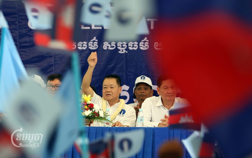 ប្រធានគណបក្សភ្លើងទៀន លោក ទាវ វណ្ណុល ថ្លែងក្នុងពេលសមាជគណបក្ស នៅរាជធានីភ្នំពេញ ថ្ងៃទី១៥ ខែមិថុនា ឆ្នាំ២០២២។ (ខេមបូចា/ព្រីង សំរាំង)