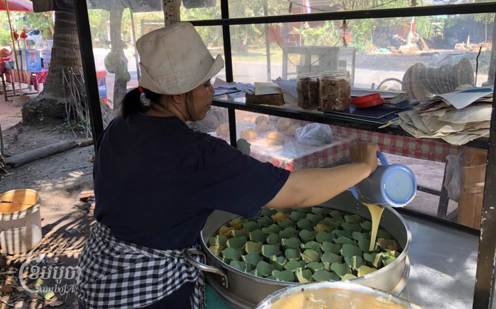 - អ្នកស្រី តាន់ អង អាជីវករនៅភូមិព្រះដាក់ កំពុងរៀបចំចំហុយនំត្នោត។នៅថ្ងៃទី១ ខែមេសា ឆ្នាំ២០២៤។ (ខេមបូចា/ស៊ើង និមល់)