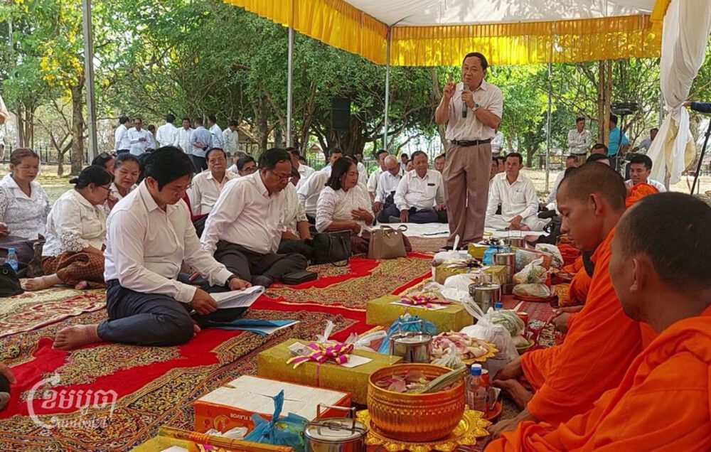 លោក សេង ម៉ារឌី សមាជិកព្រឹទ្ធសភាមកពីបក្សប្រឆាំងថ្លែងក្នុងពិធីរម្លឹកខួបលើកទី៤៩នៃរបបវាលពិឃាត ស្ថិតនៅទីតាំងសារៈមន្ទីរប្រល័យពូជសាសន៍បឹងជើងឯក ខណ្ឌដង្កោ រាជធានីភ្នំពេញ កាលពីព្រឹកថ្ងៃទី១៧ ខែមេសា ឆ្នាំ២០២៤។ (ខេមបូចា/ ឃាង សុខមាន)