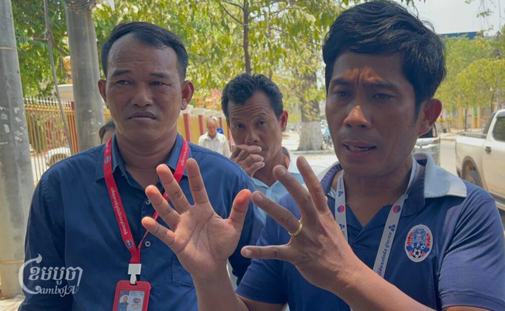 លោក សែម បូរ៉ា អគ្គនាយកទូរទស្សន៍អនឡាញTNM ផ្តល់បទសម្ភាសន៍ដល់អ្នកកាសែតក្រោយពីចេញពីបន្ទប់ជំនុំជម្រះក្តី នោថ្ងៃទី២៥ ខែមេសា ឆ្នាំ២០២៤។ (ខេមបូចា/ មាស ភារុណ)